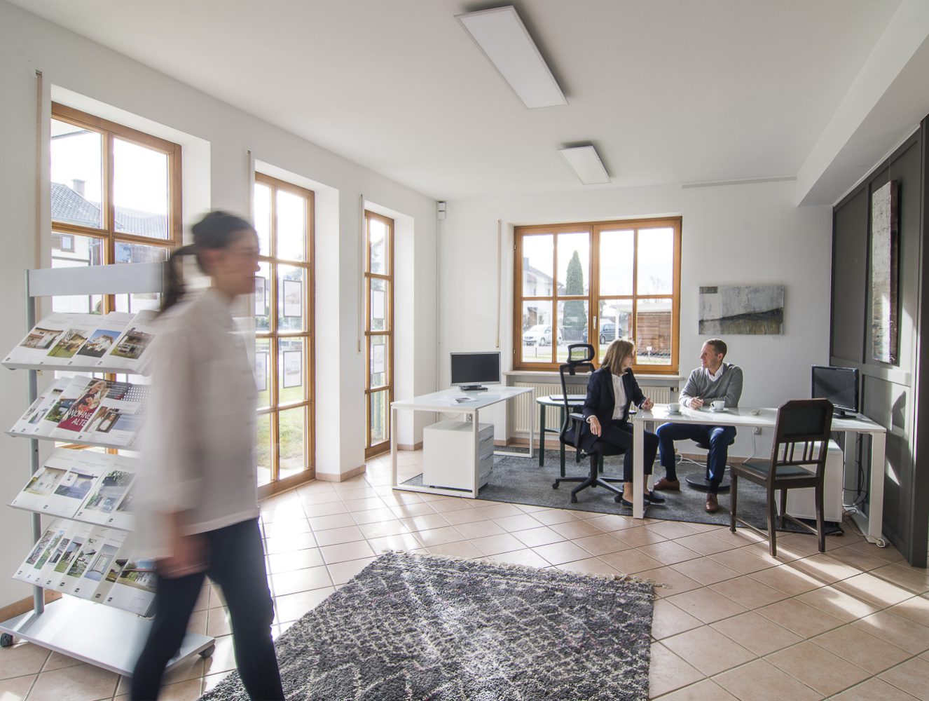Immobilienmakler in ihrem Büro in Pfaffing