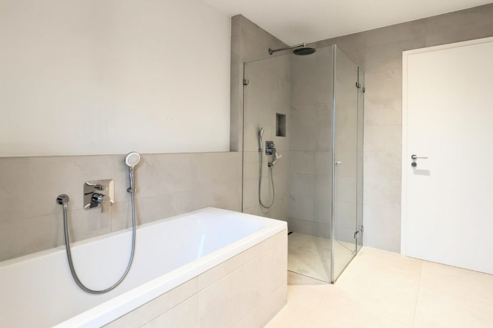 Badewanne und Dusche