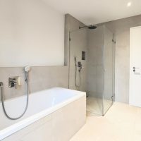 Badewanne und Dusche