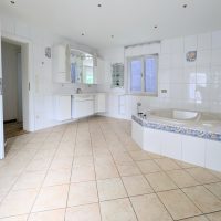 großes Badezimmer Haupthaus