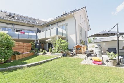 großer Privatgarten zur Südseite