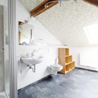 Badezimmer Dachgeschoss kleine Wohnung