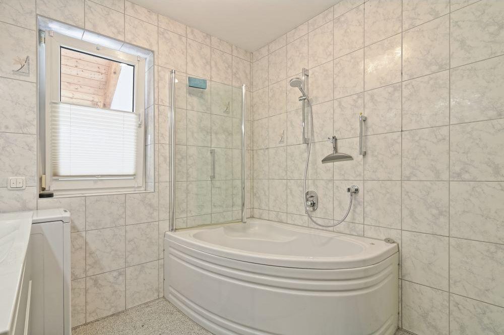 Tageslichtbad mit Wanne im Erdgeschoss