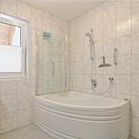 Tageslichtbad mit Wanne im Erdgeschoss