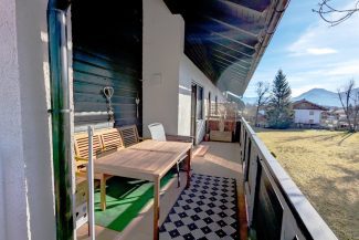 großer überdachter Balkon zur West- und Nordseite