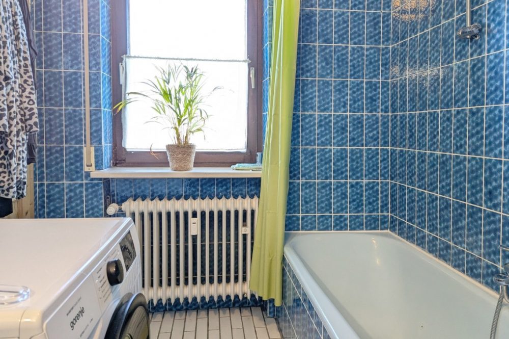 Tageslichtbad mit Wanne