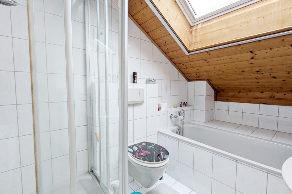 Badezimmer mit Dusche und Wanne RMH Edling