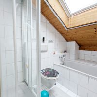 Badezimmer mit Dusche und Wanne RMH Edling