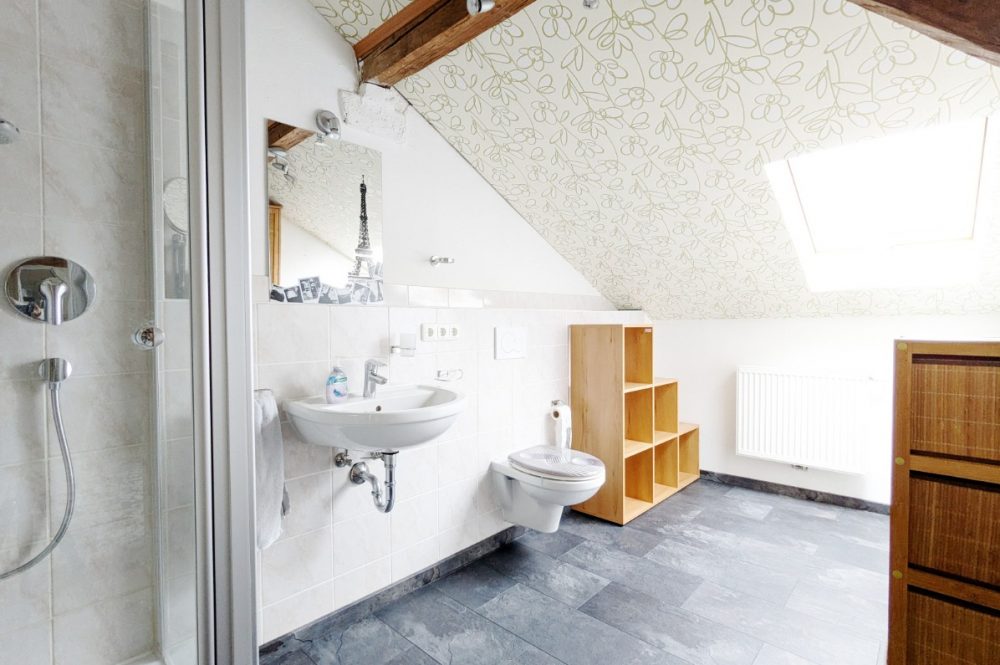 Badezimmer Dachgeschoss kleine Wohnung