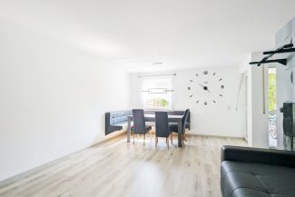 helles und großes Wohnzimmer