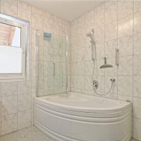 Tageslichtbad mit Wanne im Erdgeschoss
